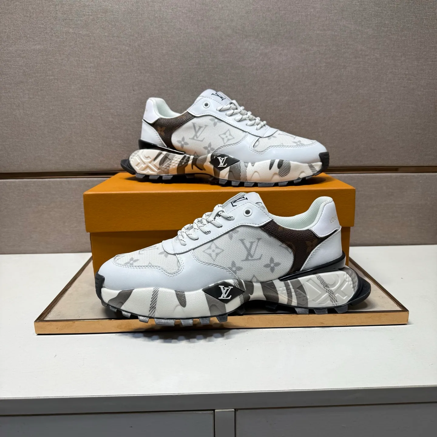 ⬛️Men's shoes 💰p442【LV～】Men's casual shoes 2025z cabinet sales simultaneously 🔶Size: 38-44#️⃣ 🔷2 colors🔜The upper is made of multi-material splicing➕Mesh lining, comfortable and breathable, sole: original comfortable and wear-resistant outsole, ⚠️real thing📱photographed🎬real thing is better📢📢📢